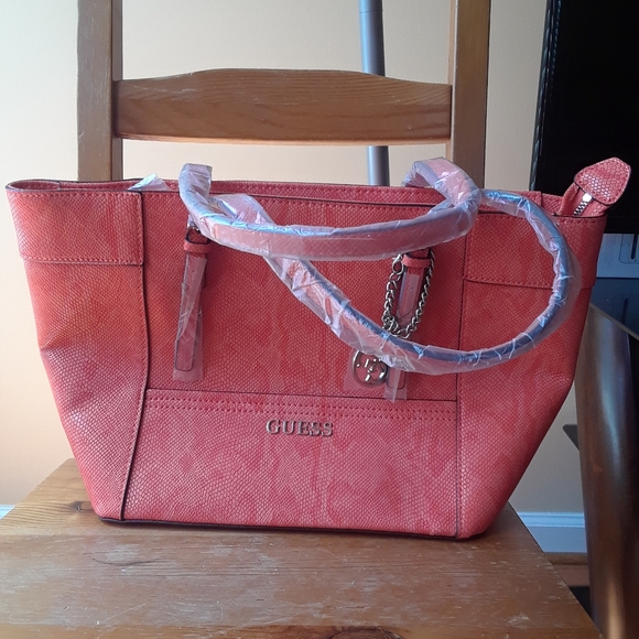 Guess Handbags - Guess orange handbag 🧡